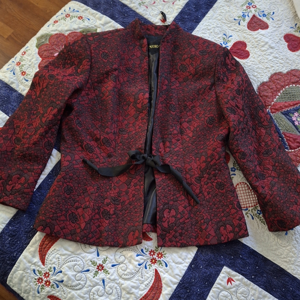 Studio 1 Black & Red Metalic Brocaide Women's Sz 10 Tie Front Jacket Lined Excel